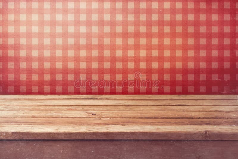 Lege houten deklijst over gecontroleerd rood behang Uitstekend keukenbinnenland