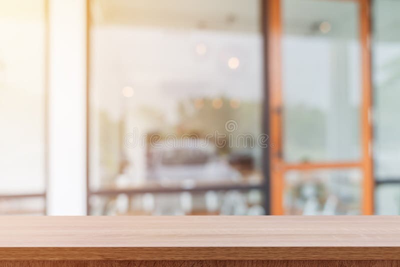 Lege houten lijst en vage mensen op de achtergrond van de koffiewinkel, stock foto's Lege houten lijst en vage mensen op de achtergrond van de koffiewinkel, stock foto's