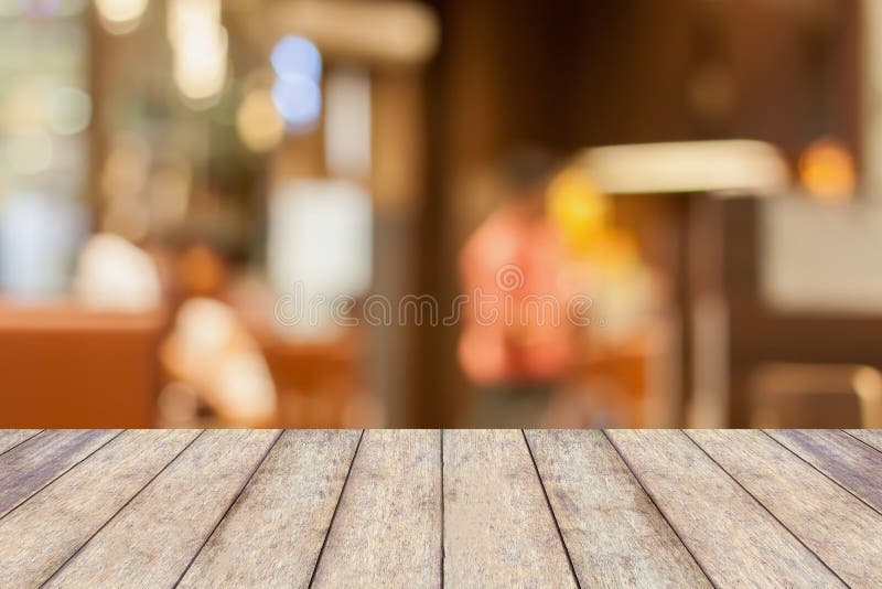 Lege houten lijstbovenkant met restaurantonduidelijk beeld met bokehachtergrond stock foto Lege houten lijstbovenkant met restaurantonduidelijk beeld met bokehachtergrond stock foto