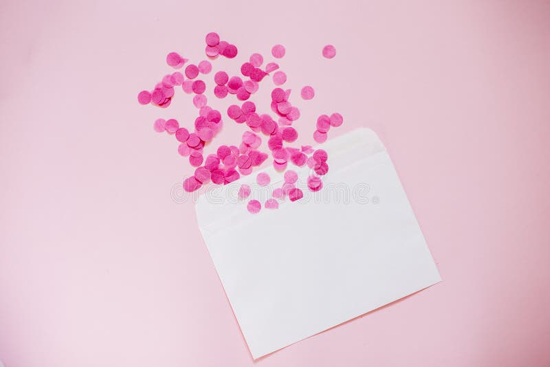 Lege kaart met Roze document confettien royalty-vrije stock afbeeldingen Lege kaart met Roze document confettien royalty-vrije stock afbeeldingen