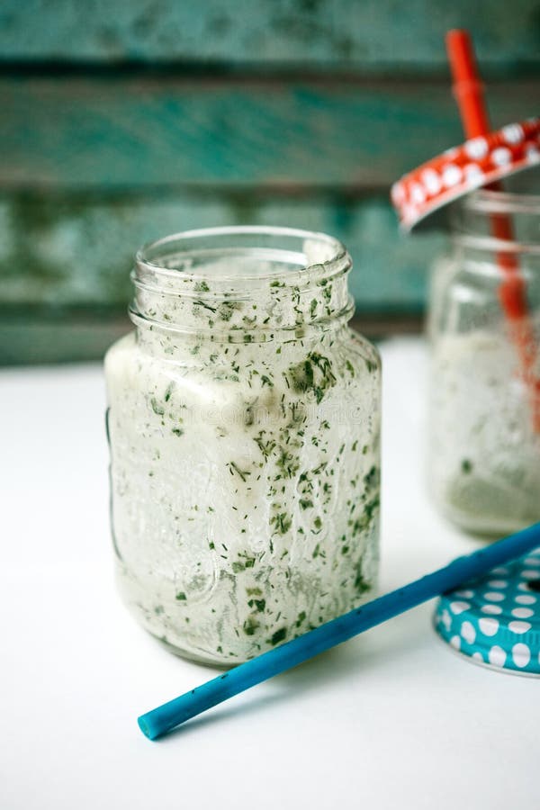 Lege kruiken met een groene cocktail Conceptuele fotografie Het einde van een maaltijd of een veggie partij of een vakantie royalty-vrije stock afbeeldingen Lege kruiken met een groene cocktail Conceptuele fotografie Het einde van een maaltijd of een veggie partij of een vakantie royalty-vrije stock afbeeldingen