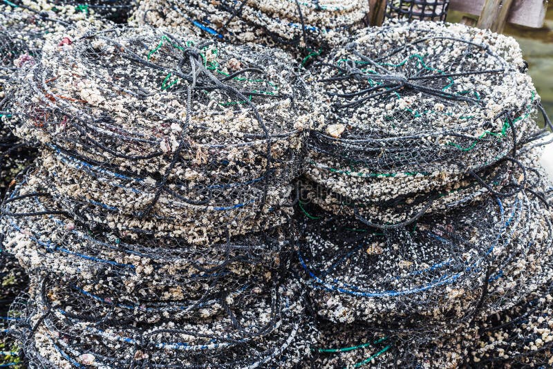 Lege oesternetten in vissersdorp stock afbeeldingen