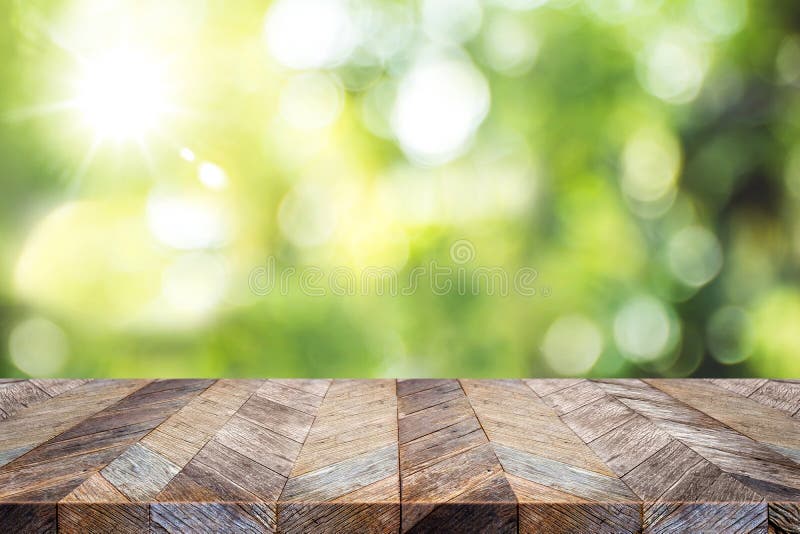 Lege oude de lijstbovenkant van de grunge houten plank met onduidelijk beeld groene boom in pa royalty-vrije stock foto's Lege oude de lijstbovenkant van de grunge houten plank met onduidelijk beeld groene boom in pa royalty-vrije stock foto's