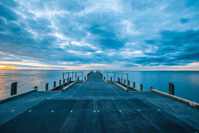 Lege pijler en kalme baaiwateren stock foto Lege pijler en kalme baaiwateren stock foto