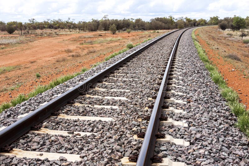 Lege spoorweg door Australisch binnenland centraal Australië royalty-vrije stock afbeelding Lege spoorweg door Australisch binnenland centraal Australië royalty-vrije stock afbeelding