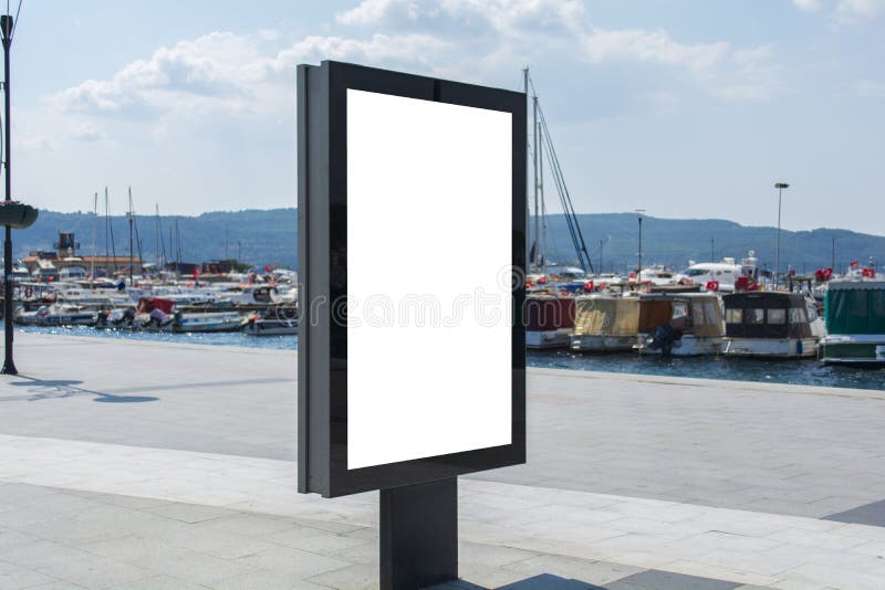 Lege spot omhoog van het verticale aanplakbord van de straataffiche op jachthavenachtergrond in Turkije royalty-vrije stock afbeelding Lege spot omhoog van het verticale aanplakbord van de straataffiche op jachthavenachtergrond in Turkije royalty-vrije stock afbeelding