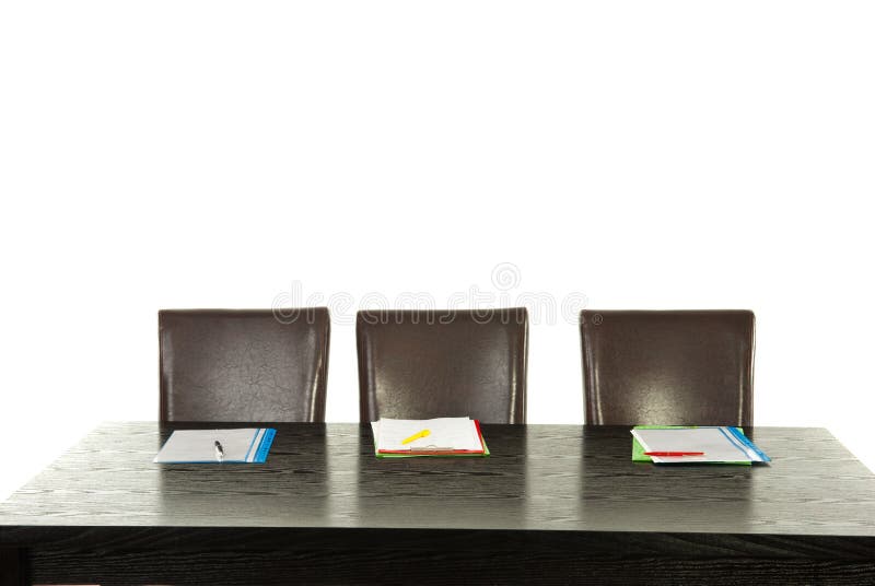 Lege stoelen en lijst stock afbeelding Lege stoelen en lijst stock afbeelding
