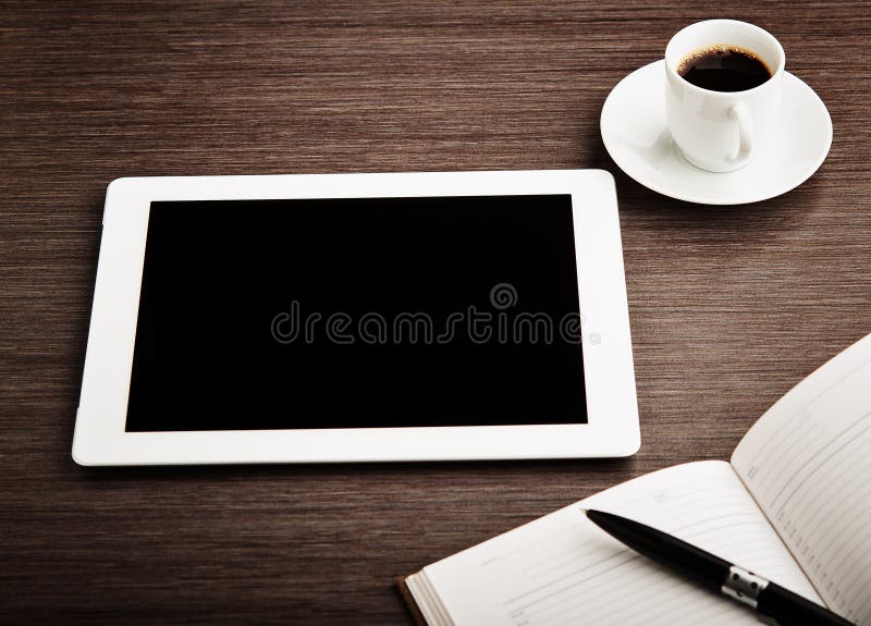 Lege tablet en een koffie op het bureau stock afbeeldingen Lege tablet en een koffie op het bureau stock afbeeldingen