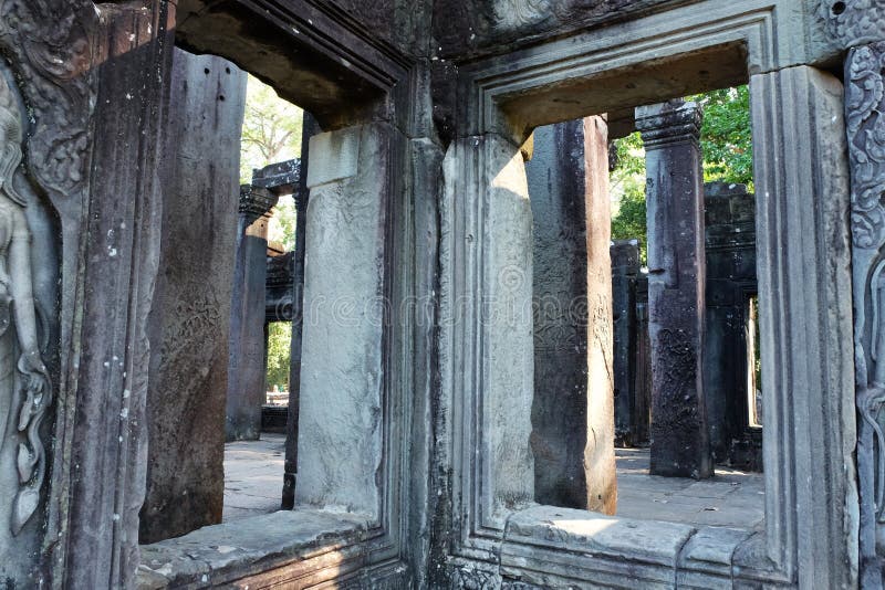 Lege vensters van een oude verlaten tempel De binnenruimte van de dilapidated Khmer faciliteiten royalty-vrije stock afbeelding Lege vensters van een oude verlaten tempel De binnenruimte van de dilapidated Khmer faciliteiten royalty-vrije stock afbeelding