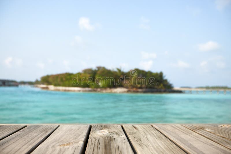 Lege witte houten oppervlakte over onduidelijk beeld blauwe oceaanlagune en hemel en tropisch voor productplaatsing en vertoning royalty-vrije stock foto Lege witte houten oppervlakte over onduidelijk beeld blauwe oceaanlagune en hemel en tropisch voor productplaatsing en vertoning royalty-vrije stock foto