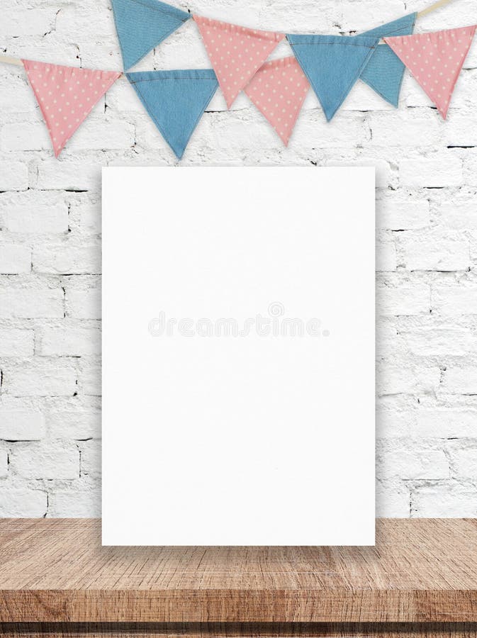 Lege witte raad en partijvlaggen die op witte bakstenen muurbedelaars hangen royalty-vrije stock foto's Lege witte raad en partijvlaggen die op witte bakstenen muurbedelaars hangen royalty-vrije stock foto's