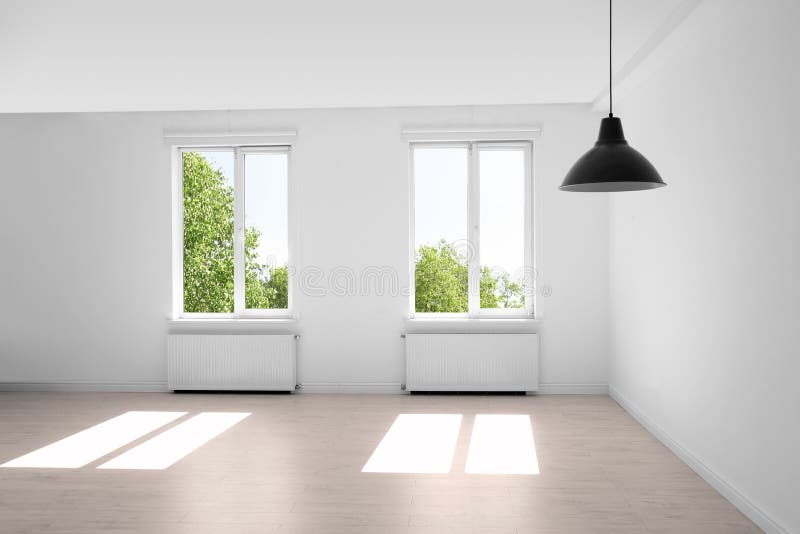 Lege woonkamer met vensters Binnenlands ontwerp stock fotografie Lege woonkamer met vensters Binnenlands ontwerp stock fotografie