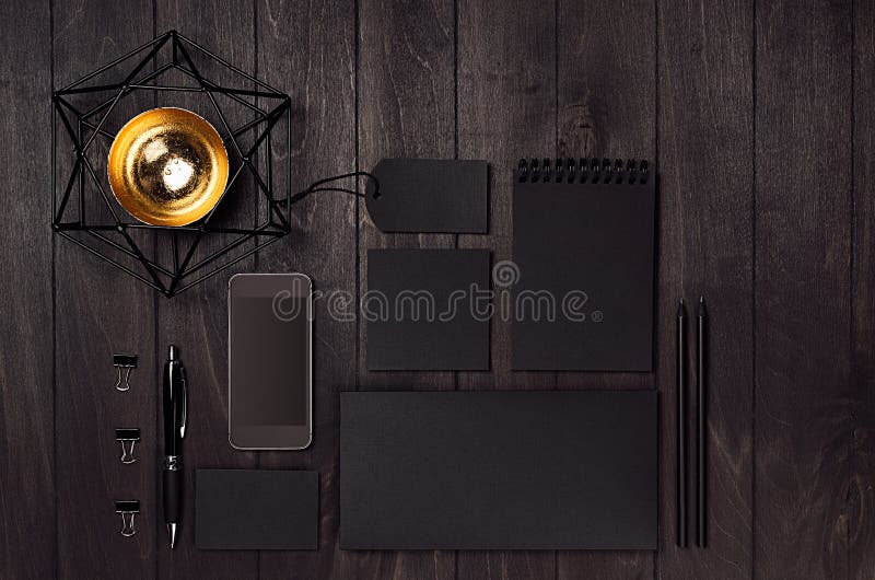 Lege zwarte bedrijfsdiekantoorbehoeften met telefoon, koffiekop, gouden decoratie op donkere elegante houten lijst wordt geplaats royalty-vrije stock foto's Lege zwarte bedrijfsdiekantoorbehoeften met telefoon, koffiekop, gouden decoratie op donkere elegante houten lijst wordt geplaats royalty-vrije stock foto's