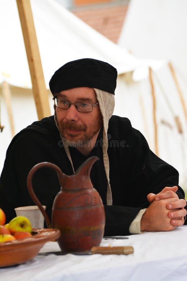 Legenda da Re-promulgação da batalha medieval contra o fogo - dragão de respiração foto de stock royalty free