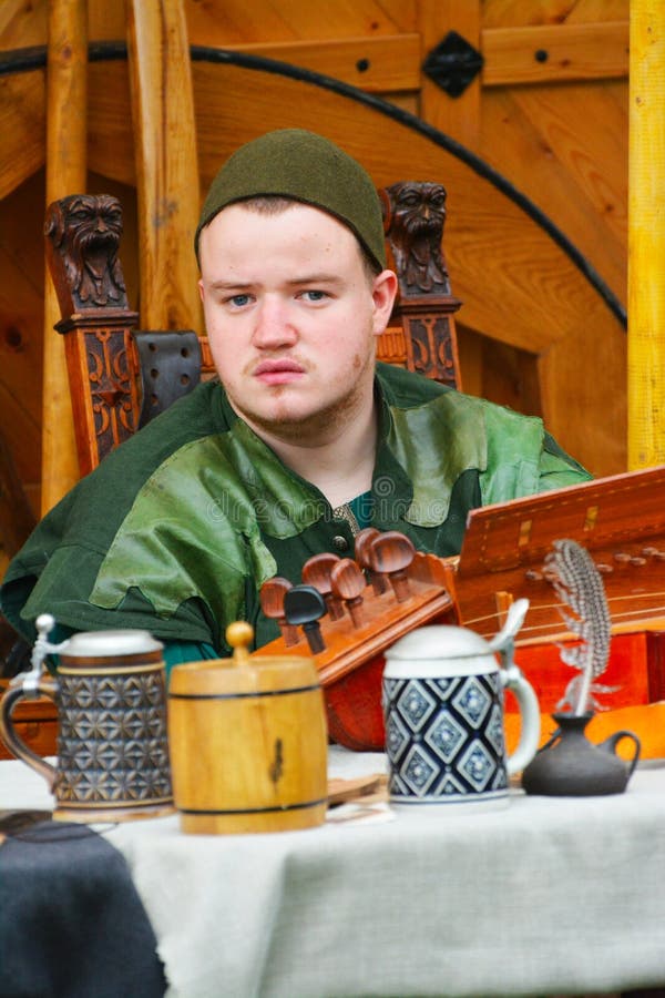 Legenda da Re-promulgação da batalha medieval contra o fogo - dragão de respiração foto de stock