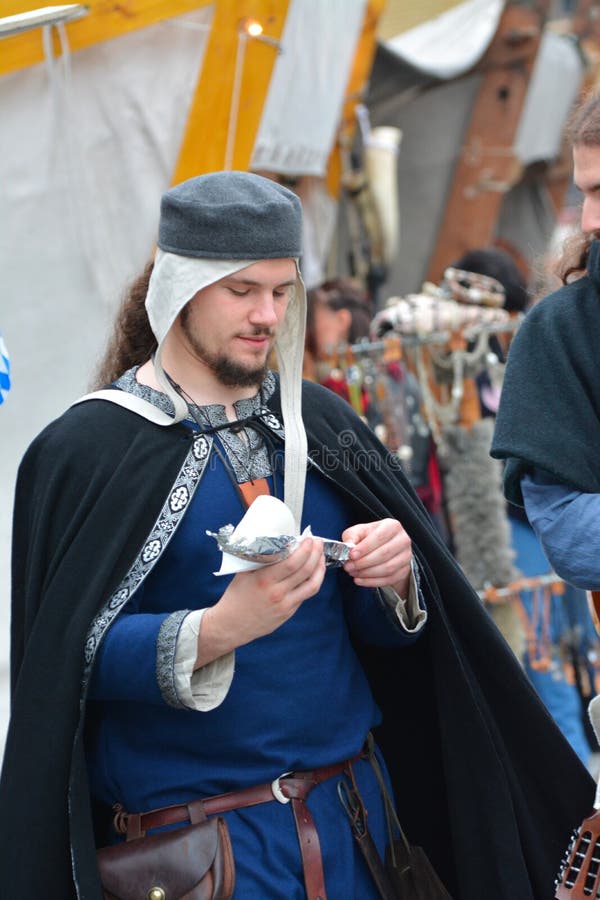 Legenda da Re-promulgação da batalha medieval contra o fogo - dragão de respiração fotografia de stock