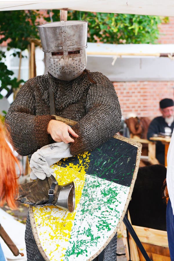 Legenda da Re-promulgação da batalha medieval contra o fogo - dragão de respiração foto de stock