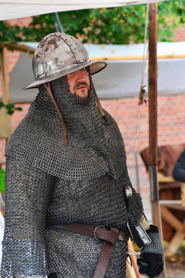 Legenda da Re-promulgação da batalha medieval contra o fogo - dragão de respiração fotos de stock