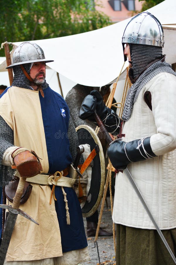 Legenda da Re-promulgação da batalha medieval contra o fogo - dragão de respiração fotografia de stock royalty free