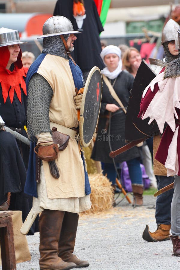 Legenda da Re-promulgação da batalha medieval contra o fogo - dragão de respiração imagens de stock