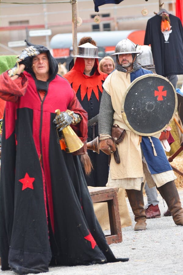 Legenda da Re-promulgação da batalha medieval contra o fogo - dragão de respiração fotografia de stock royalty free
