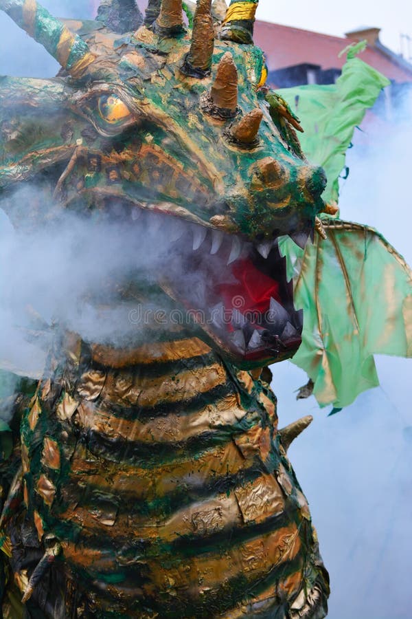 Legenda da Re-promulgação da batalha medieval contra o fogo - dragão de respiração fotografia de stock