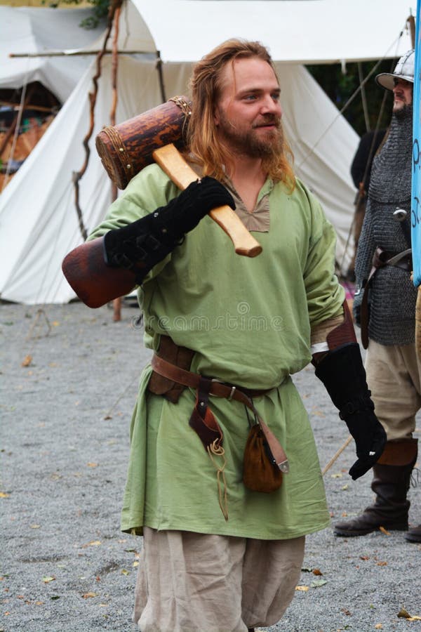 Legenda da Re-promulgação da batalha medieval contra o fogo - dragão de respiração foto de stock