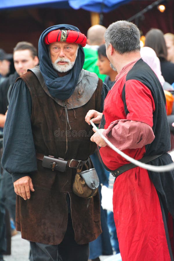 Legenda da Re-promulgação da batalha medieval contra o fogo - dragão de respiração imagens de stock