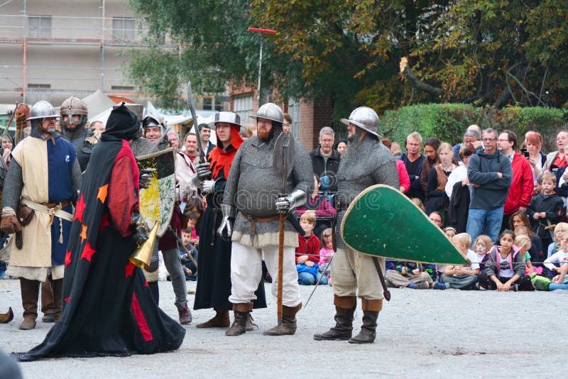 Legenda da Re-promulgação da batalha medieval contra o fogo - dragão de respiração imagem de stock
