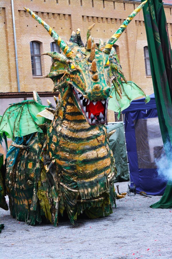 Legenda da Re-promulgação da batalha medieval contra o fogo - dragão de respiração foto de stock