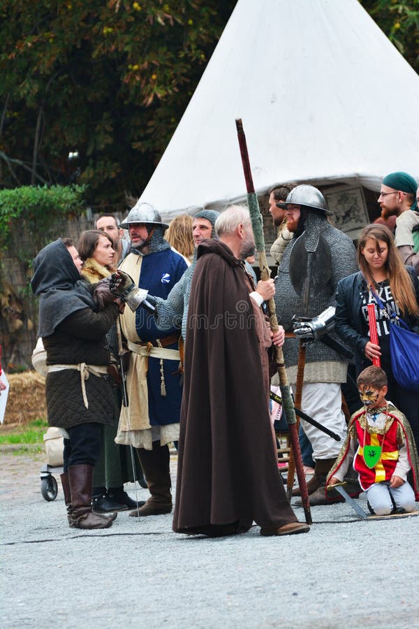 Legenda da Re-promulgação da batalha medieval contra o fogo - dragão de respiração fotografia de stock royalty free