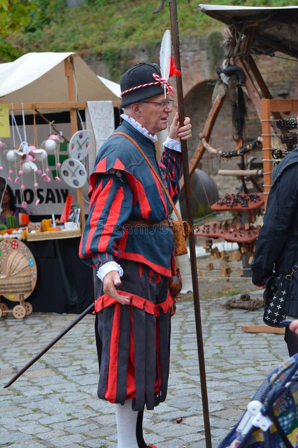 Legenda da Re-promulgação da batalha medieval contra o fogo - dragão de respiração fotos de stock