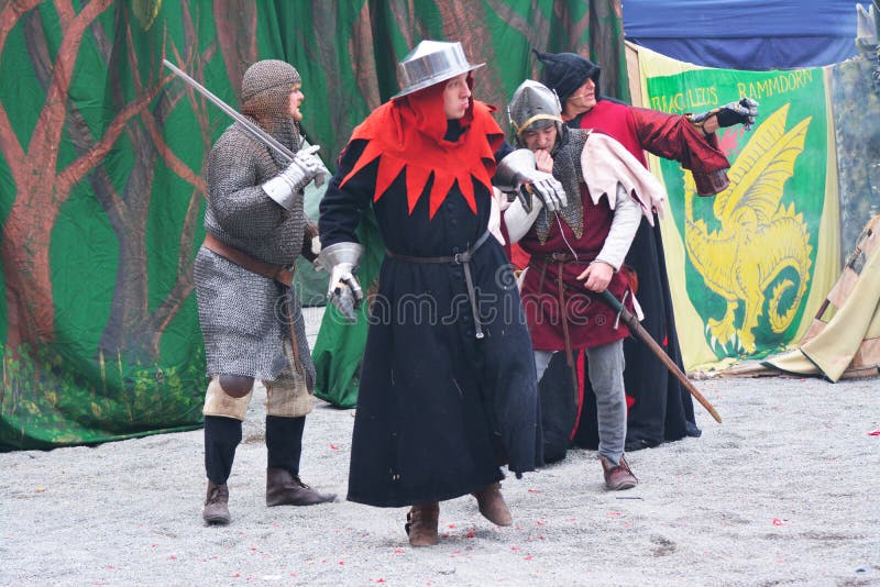 Legenda da Re-promulgação da batalha medieval contra o fogo - dragão de respiração fotos de stock