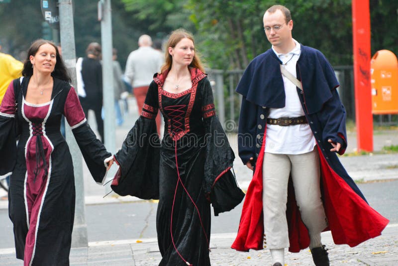 Legenda da Re-promulgação da batalha medieval contra o fogo - dragão de respiração imagens de stock