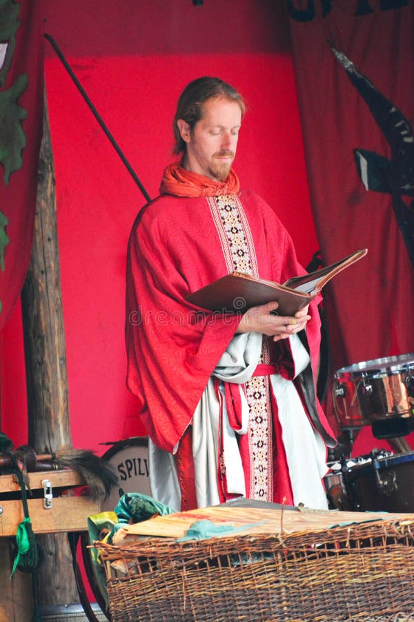 Legenda da Re-promulgação da batalha medieval contra o fogo - dragão de respiração foto de stock