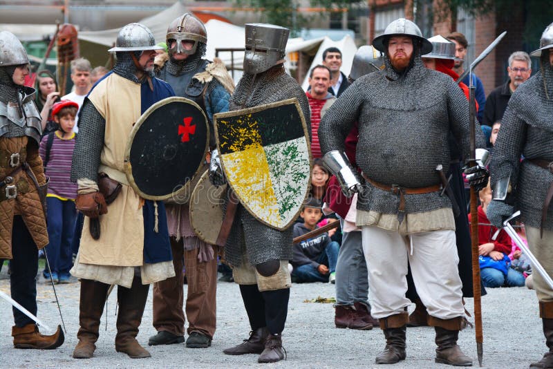 Legenda da Re-promulgação da batalha medieval contra o fogo - dragão de respiração imagens de stock royalty free