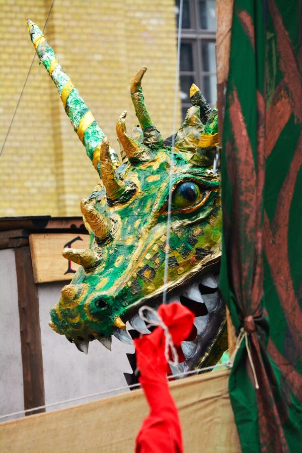 Legenda da Re-promulgação da batalha medieval contra o fogo - dragão de respiração imagens de stock