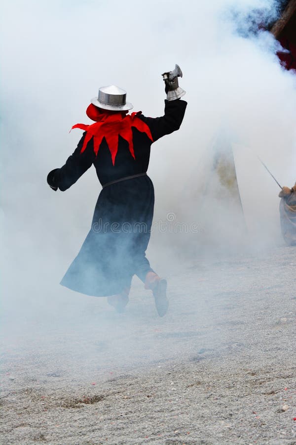 Legenda da Re-promulgação da batalha medieval contra o fogo - dragão de respiração imagens de stock