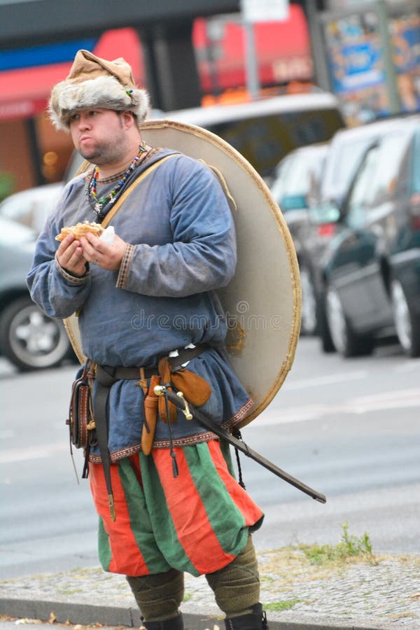 Legenda da Re-promulgação da batalha medieval contra o fogo - dragão de respiração foto de stock royalty free