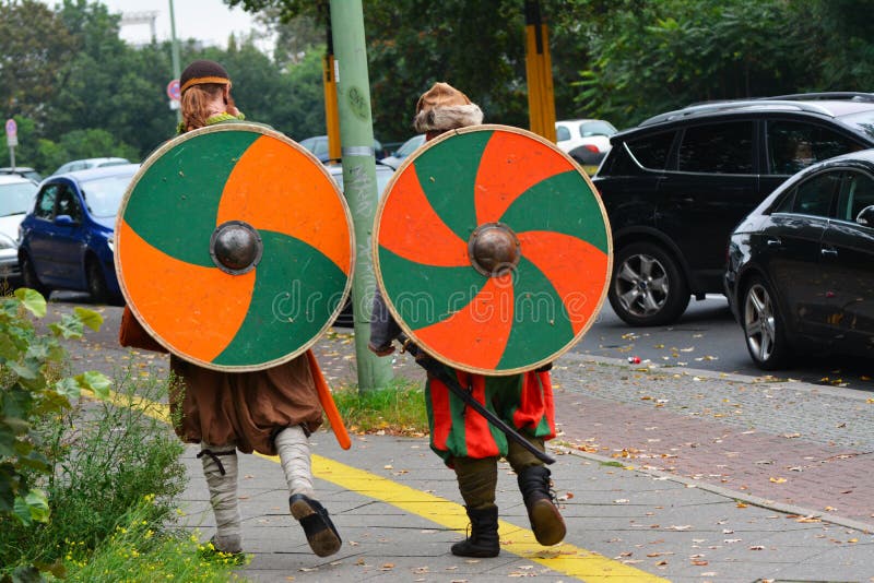 Legenda da Re-promulgação da batalha medieval contra o fogo - dragão de respiração foto de stock royalty free