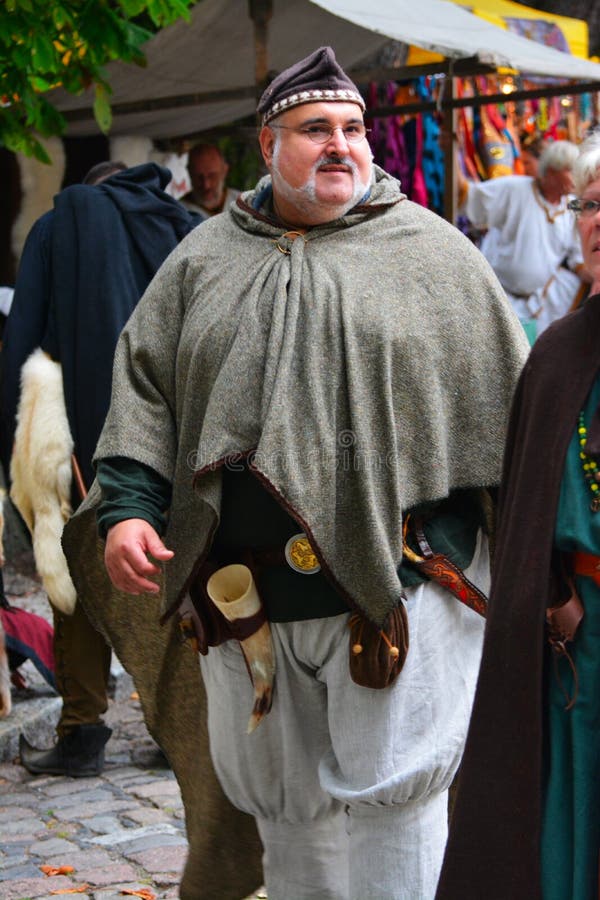 Legenda da Re-promulgação da batalha medieval contra o fogo - dragão de respiração fotos de stock