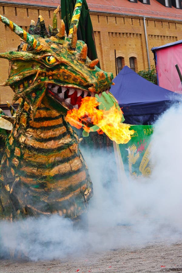 Legenda da Re-promulgação da batalha medieval contra o fogo - dragão de respiração fotos de stock