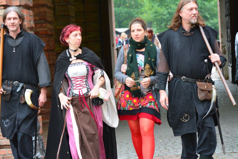 Legenda da Re-promulgação da batalha medieval contra o fogo - dragão de respiração fotos de stock royalty free