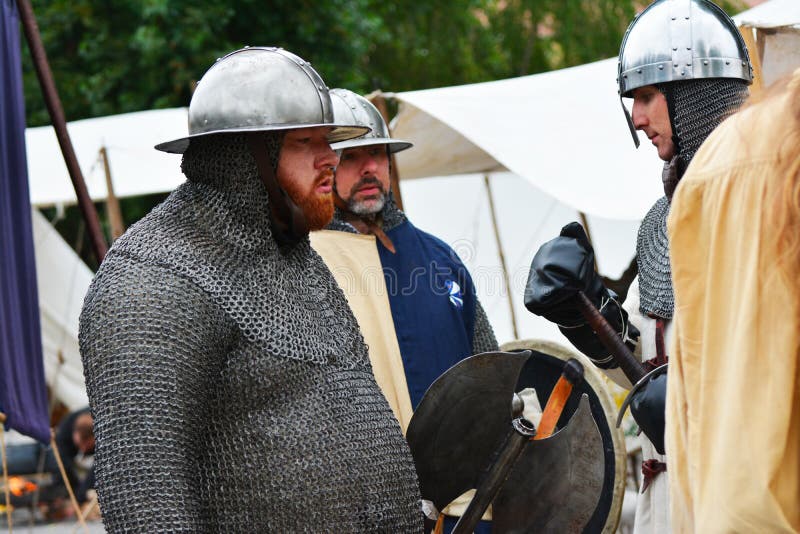 Legenda da Re-promulgação da batalha medieval contra o fogo - dragão de respiração imagem de stock