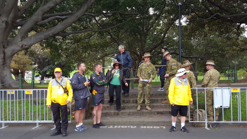 Legerpersoneel en veiligheidsagenten zoeken naar veiligheidsproblemen tijdens de Invictus Games in Sydney, NSW, Australië royalty-vrije stock afbeeldingen Legerpersoneel en veiligheidsagenten zoeken naar veiligheidsproblemen tijdens de Invictus Games in Sydney, NSW, Australië royalty-vrije stock afbeeldingen