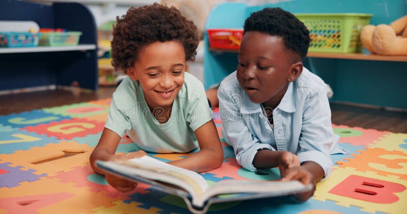 Leggere libri amici e ragazzi in classe educazione e alfabetizzazione conoscenza con sorriso. Fantasia per lo sviluppo infantile fotografie stock libere da diritti
