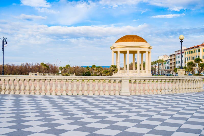 Terraço Mascagni Em Livorno, Ponto De Vista Ao Longo Do Mar Com O