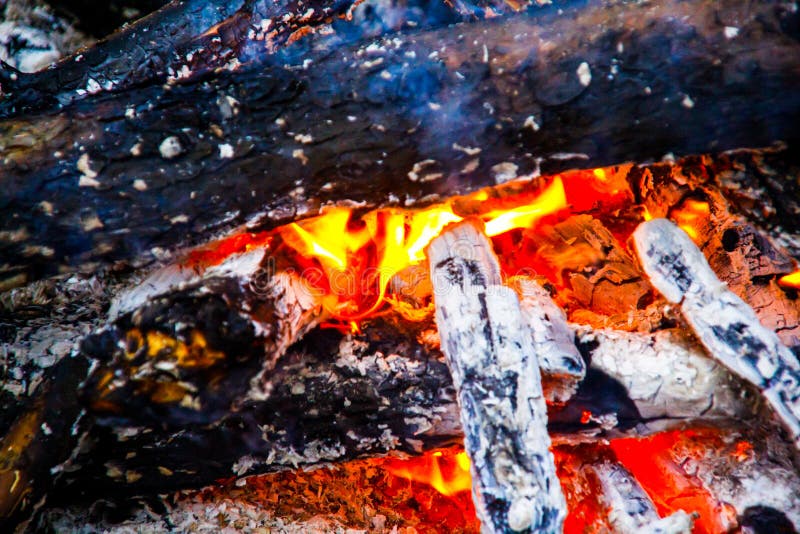 Legno bruciante nel fuoco immagini stock libere da diritti Legno bruciante nel fuoco immagini stock libere da diritti