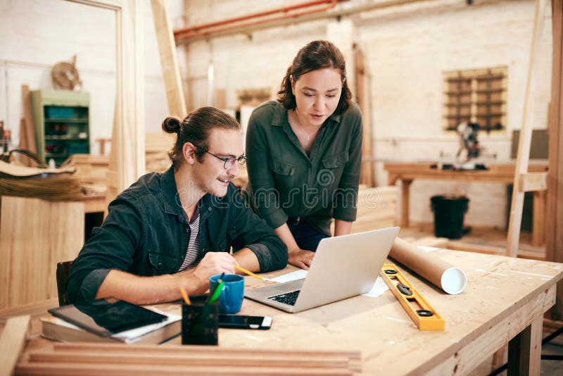 Legno di falegnameria e persone sul laptop per riunioni per la produzione di legno e di mobili. impresa edile fotografie stock