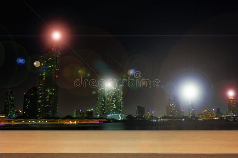 Legno di prospettiva e scaffali di legno superiori vuoti della città asiatica di Bangkok, Tailandia alla notte fotografia stock Legno di prospettiva e scaffali di legno superiori vuoti della città asiatica di Bangkok, Tailandia alla notte fotografia stock